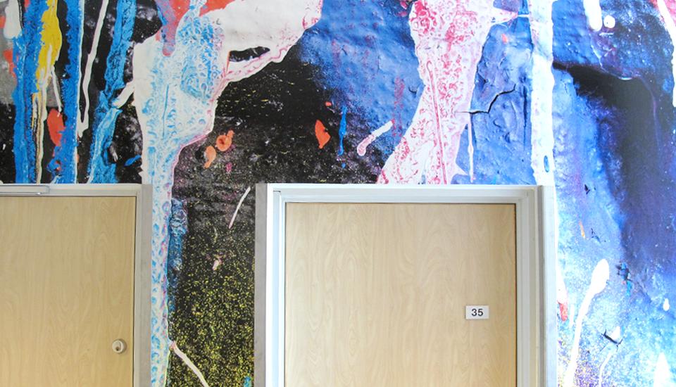 Indgangen til Billedkunst har fået farve og stoflighed, der vidner om faget indenfor