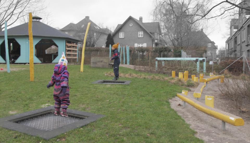Trampolinerne er placeret så man både kan hoppe for sig selv eller sammen med andre