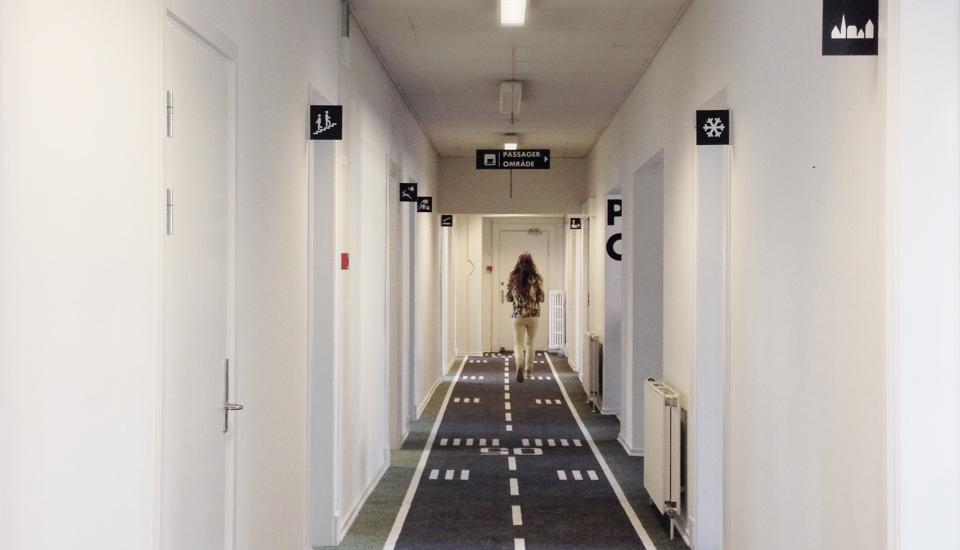 Den lange gang er forvandlet til en landingsbane - udført i gulvtæppe