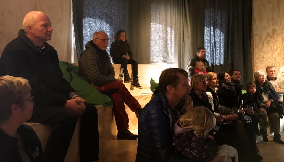 Biografen er opbygget med store siddetrin i varierende dybde - skaber plads til mange måder at sidde/ligge på