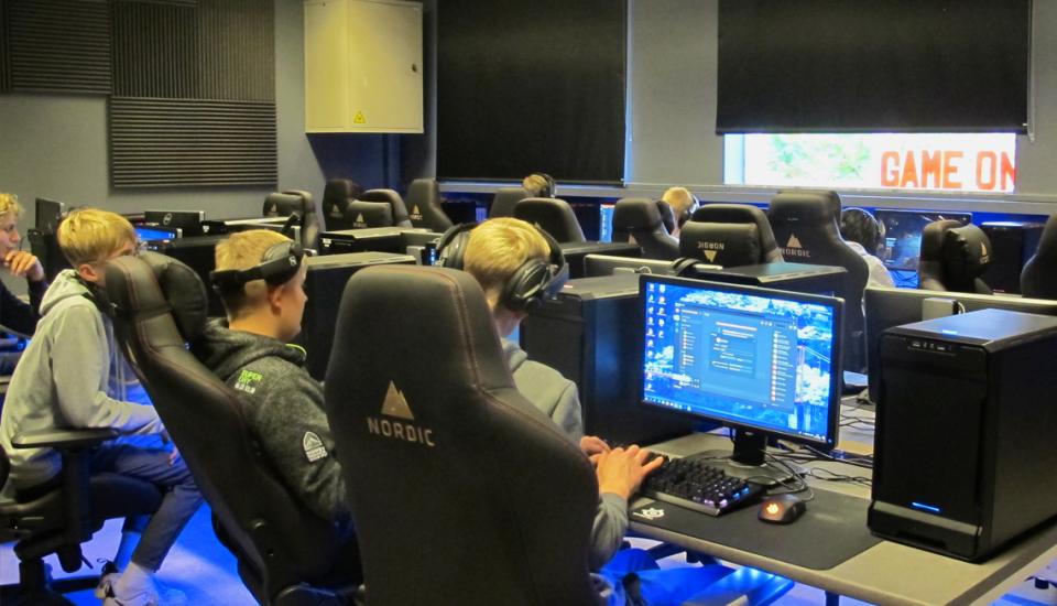 Rummet oplyst med almindelig grundbelysning