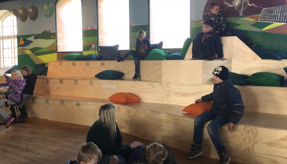Bænkens forskellige dybder og vinkler giver plads til mange arbejdsstillinger