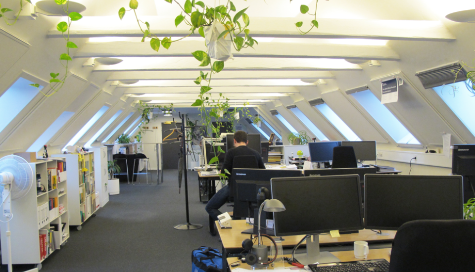 Rummet er organiseret så fælles bibliotek og sparring foregår i den ene side af rummet og fordybet arbejde ved computeren i den anden